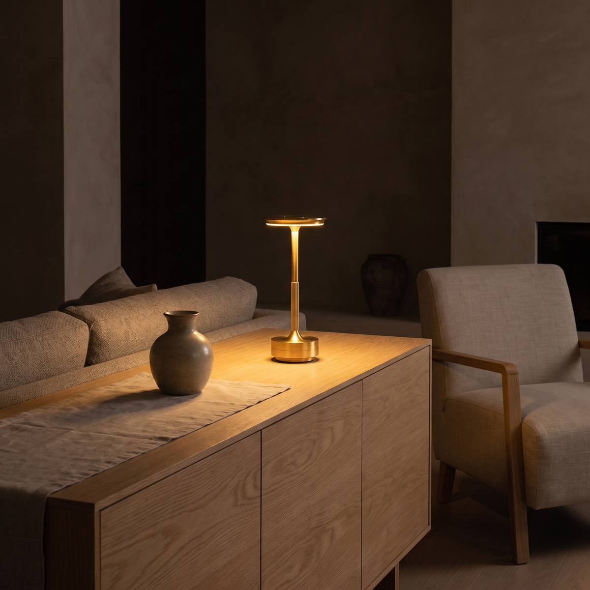 Iron portabel bordslampa tänd på en sideboard på kvällen