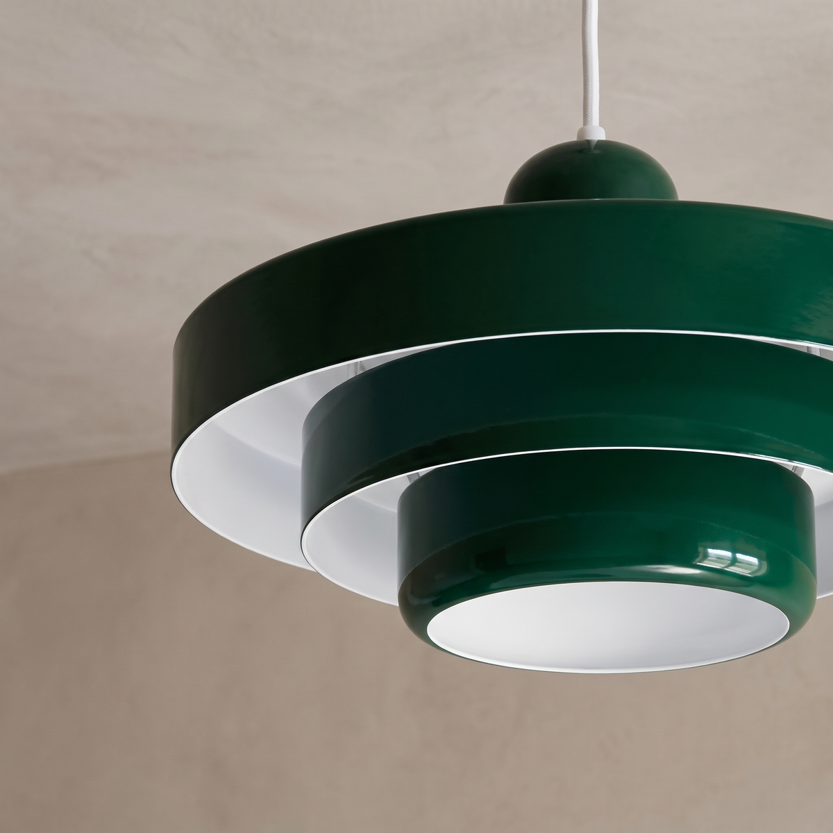 Närbild på Italia taklampa underifrån med vit insida