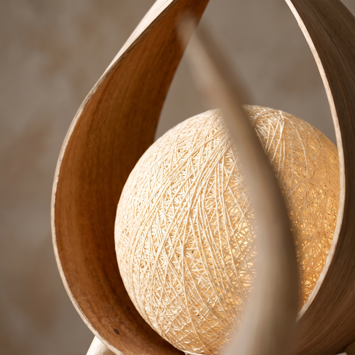 Närbild på kokoslampans flatade naturfiber