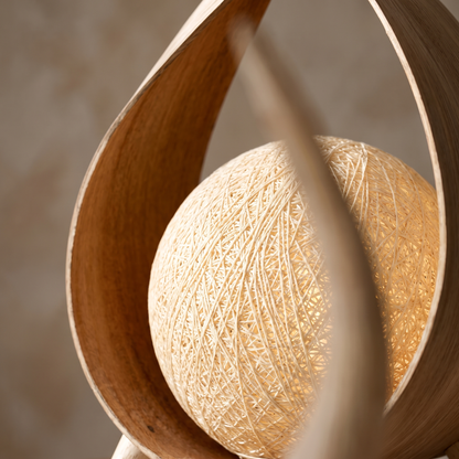 Närbild på kokoslampans flatade naturfiber