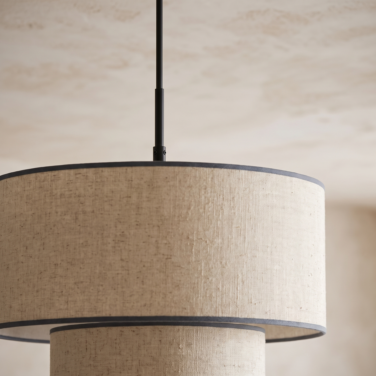 Närbild på Tambour pendellampas strukturerade textil