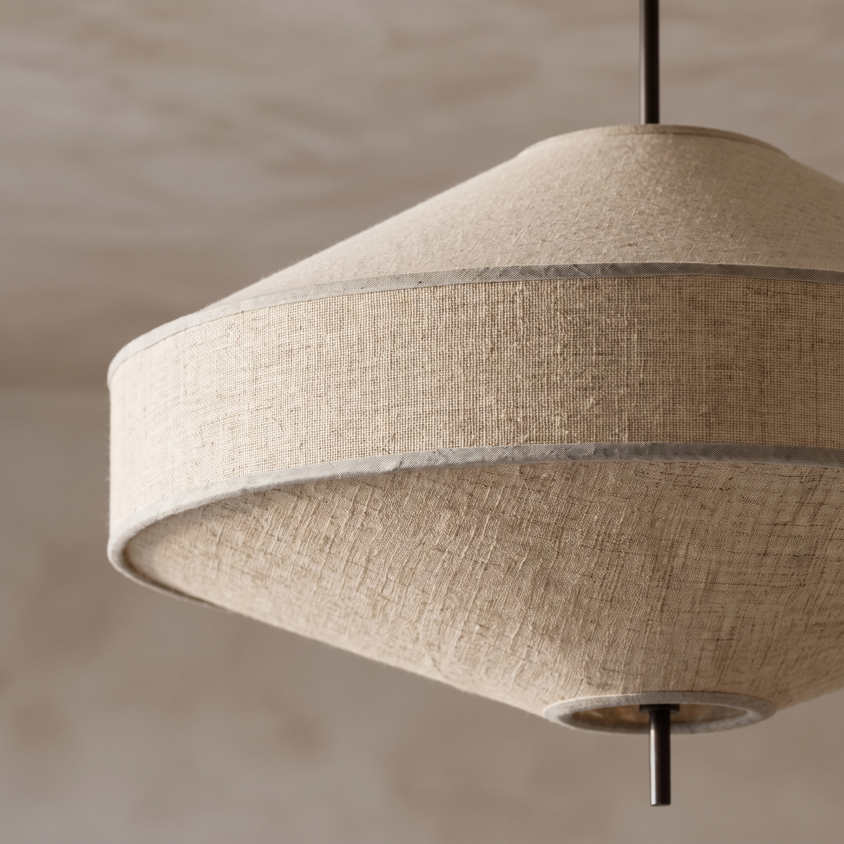 Närbild på Pagoda pendellampas nivåbyggda textil