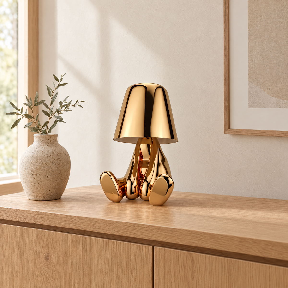 Thinker bordslampa på en sideboard i ek i dagsljus
